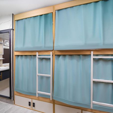 Windsor Hella Inn Хонконг Екстериор снимка